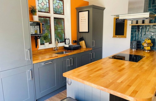 Norwich Apartment | Luxury Apartment-Golden Triangle, Parking & Garden