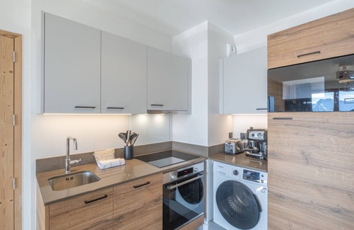 Viel-Alpe Apartment | Luxury Apartment in Huez: South-Facing Terrace, Ski-In Access, Parking, Sleeps 4