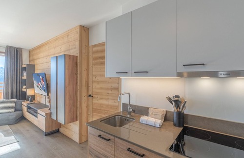 Viel-Alpe Apartment | Luxury Apartment in Huez: South-Facing Terrace, Ski-In Access, Parking, Sleeps 4