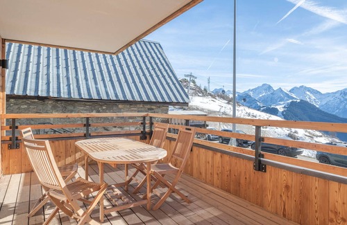 Viel-Alpe Apartment | Luxury Apartment in Huez: South-Facing Terrace, Ski-In Access, Parking, Sleeps 4