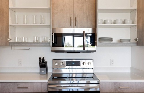 Cedars Apartment | Luxury Apartment in the City! 1 King /1Queen /2 Bath