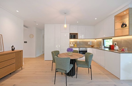 Newlands Apartment | Luxury Apartment in Newlands Cape Town - Streamside tranquility