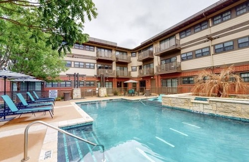 Kessler Apartment | Luxury Apartment w/ refreshing pool - 15 min from downtown Dallas!