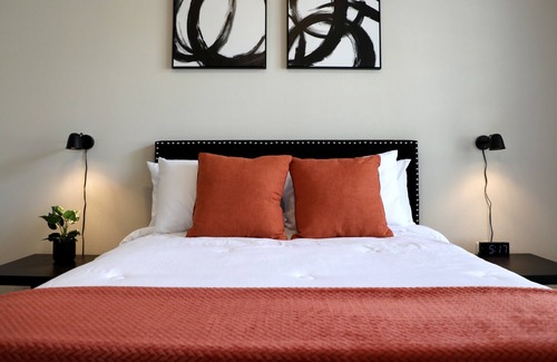 Kessler Apartment | Luxury Apartment w/ refreshing pool - 15 min from downtown Dallas!