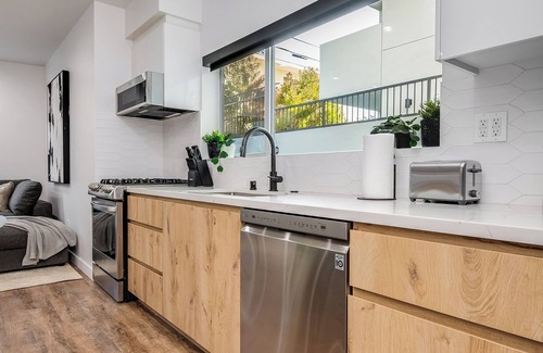 Beverly Grove Apartment | Luxury apartment w/Private Backyard, near The Grove, Beverly Center!