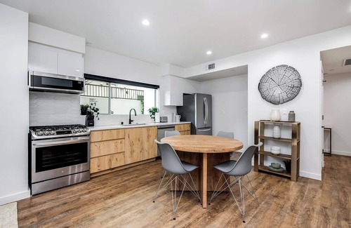 Beverly Grove Apartment | Luxury apartment w/Private Backyard, near The Grove, Beverly Center!