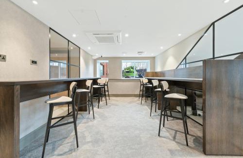 Coombe Hill Apartment | Luxury Apartment - West Wimbledon with Cinema & Game Room, Gym, Parking