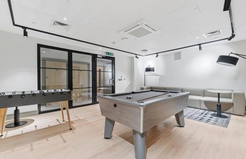 Coombe Hill Apartment | Luxury Apartment - West Wimbledon with Cinema & Game Room, Gym, Parking