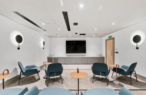 Coombe Hill Apartment | Luxury Apartment - West Wimbledon with Cinema & Game Room, Gym, Parking