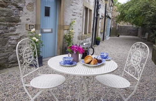 Giggleswick Apartment | Luxury Apartment with Garden View at Linton Court Coach House