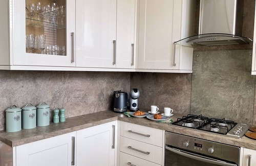 Torquay Apartment | Luxury apartment with parking, close to the sea and all facilities