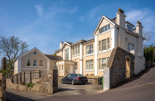 Torquay Apartment | Luxury apartment with parking, close to the sea and all facilities