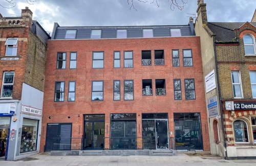 North Finchley Apartment | Luxury apartment with private balcony