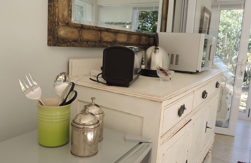 Walmer Cottage | Luxury APARTMENT with private entrance in beautiful indigenous garden
