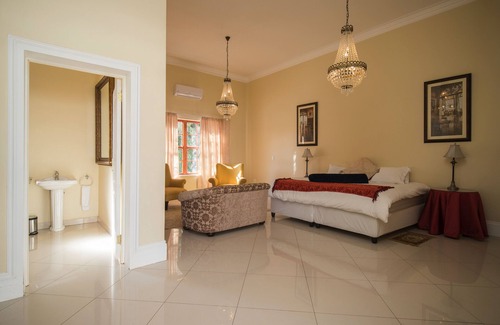 Groenkloof Apartment | Luxury Apartments In Secured Boomed area - Waterkloof. 900m from Brooklyn Mall!