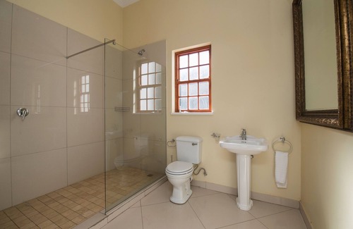 Groenkloof Apartment | Luxury Apartments In Secured Boomed area - Waterkloof. 900m from Brooklyn Mall!