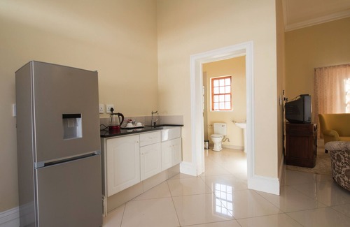 Groenkloof Apartment | Luxury Apartments In Secured Boomed area - Waterkloof. 900m from Brooklyn Mall!