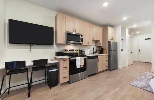 East Liberty Apartment | Luxury Apt+Gym+ EV+ Parking+Near Pitt UNI UPMC