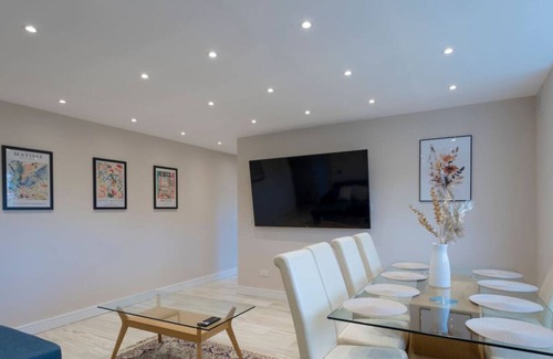 Brondesbury Park Apartment | Luxury Apt w Underfloor Heating & Large Smart TV