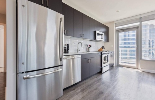Boston Financial District Apartment | Luxury Apt with Balcony In Seaport