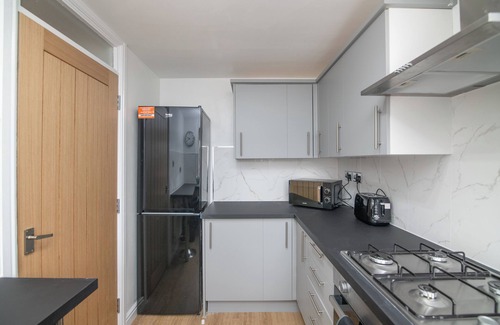 West Bromwich Apartment | Luxury Apt with 2 bathrooms n Free Parking
