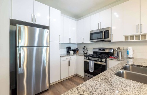 Downtown Apartment | Luxury Apt with Gym and Pool