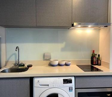 Sukhumvit Apartment | Luxury Art apt Downtown Metro Bangkok-Kitchen-living room