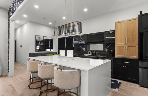 Adair Park House | Luxury Arthaus Noir - 3bd/3ba