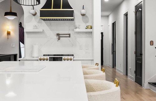 Adair Park House | Luxury Arthaus Noir - 3bd/3ba