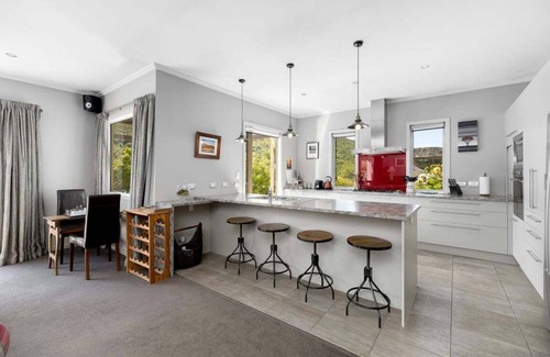 Arrowtown House | Luxury Away - Arrowbrae-Fireplace-Free Parking-BBQ