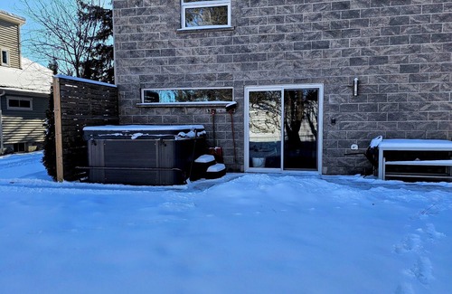 The Blue Mountains Ski Chalet | Luxury B & B 2 bdrm Chalet unit w/private yard, hottub, walk to ski and village