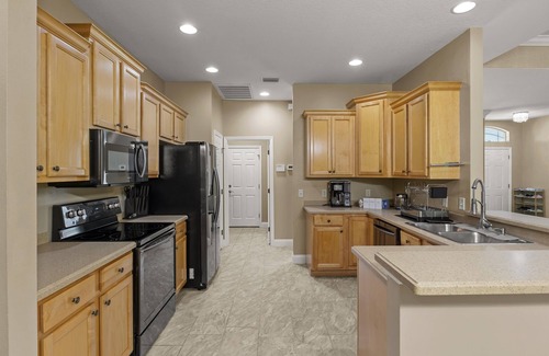 Lakeland House | Luxury Backyard. King Size Beds. Massage Chair.