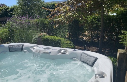 Riseley House | Luxury barn - 3 bed, 3 bath with stunning garden & hot-tub