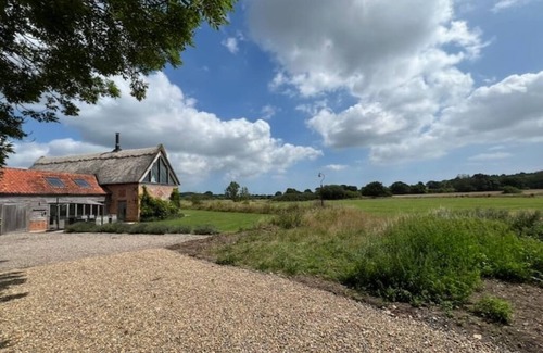 Beccles House | Luxury Barn with Pool Table & Stunning Views 9 miles from Southwold Pet friendly
