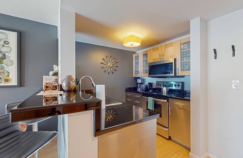 Downtown Seattle Condo | Luxury bay view apartment w/a shared hot tub, community pool and gym