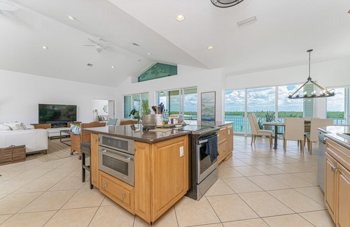 Englewood House | Luxury Bayfront Home 1075