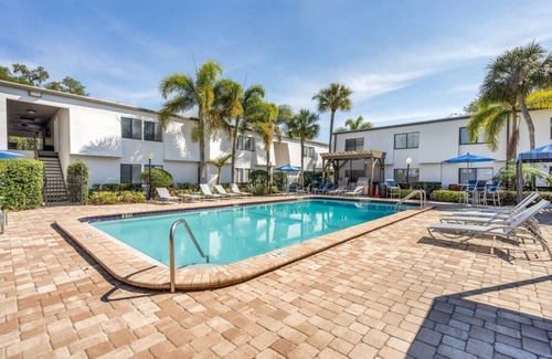 SoHo Apartment | Luxury Bayshore Stay | Pool, Gym & Free Parking