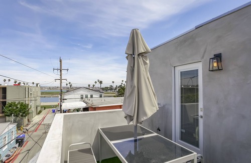Mission Beach House | Luxury Bayside Retreat – Steps to Sand w/Rooftop Deck & Great for Families!