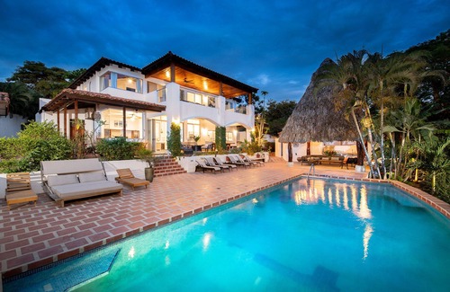 Playa Langosta House | Luxury Beachfront Retreat Perfect for Family Groups/Retreats/Events 9-10BR/10 BA
