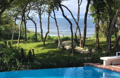 Playa Langosta House | Luxury Beachfront Retreat Perfect for Family Groups/Retreats/Events 9-10BR/10 BA