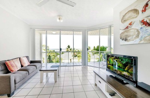 Trinity Beach Apartment | Luxury Beach Front Accommodation