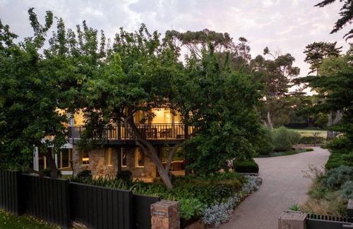Dromana House | Luxury Beach House on two acres/Private Bathing Box/Botanic Like Gardens