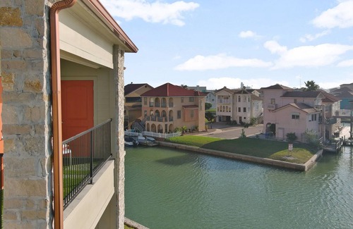 North Beach Apartment | *Luxury Beach Lighthouse Getaway With Shore View!*