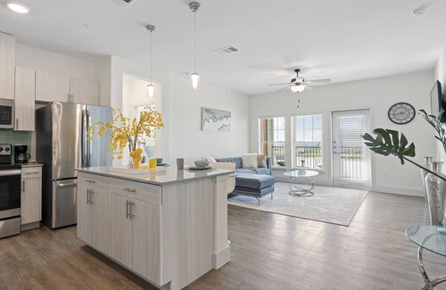 North Beach Apartment | *Luxury Beach Lighthouse Getaway With Shore View!*