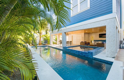 Bradenton Beach House | Luxury Beach Retreat: Rooftop Views, Pool and Spa