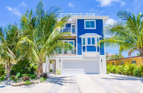 Bradenton Beach House | Luxury Beach Retreat: Rooftop Views, Pool and Spa