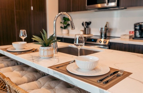 Innisfil Condo | Luxury Beach Spa Getaway w/Pool + Year Round Hot Tub & Private In-Suite Sauna!