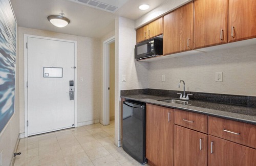 Sunny Isles Beach Hotel | Luxury Beach Resort - Studio w/Partial Ocean View