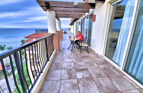 Isla Iguana Apartment | Luxury Beachfront Villa - 2 Bedrm, 1 bdrm, Suite or Studio- 2 min from the beach