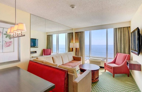 Northeast Virginia Beach Hotel | Luxury Beachfront Resort Studio w/Kitchenette in VA Beach Sleeps 2